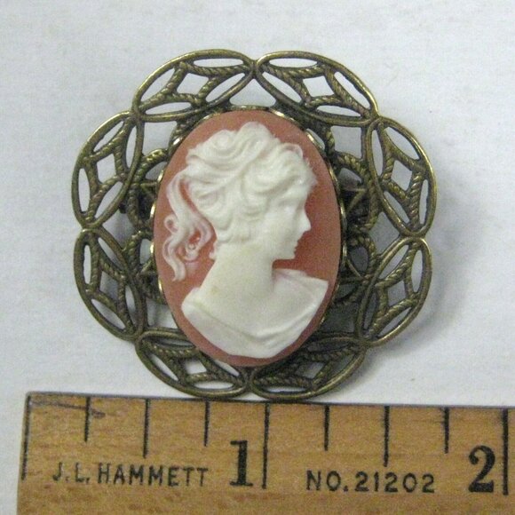 Plastic Faux Cameo Brooch Pin Goldtone Vintage 1980 Jewelry Metal Filigree 1 inc - Picture 2 of 3